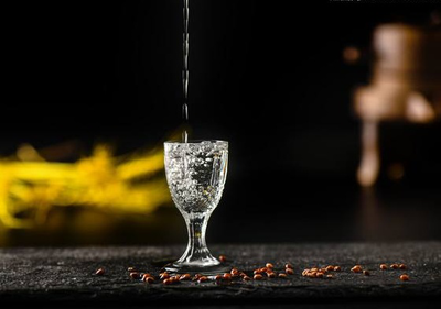 酒桌上倒酒有&ldquo;禮儀&rdquo;里頭學(xué)問(wèn)大著呢,不懂千萬(wàn)別亂倒,容易吃虧